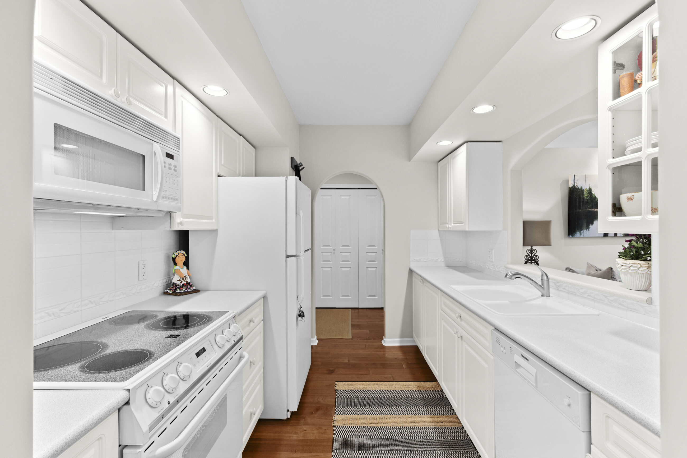 302-1145 E 29th St