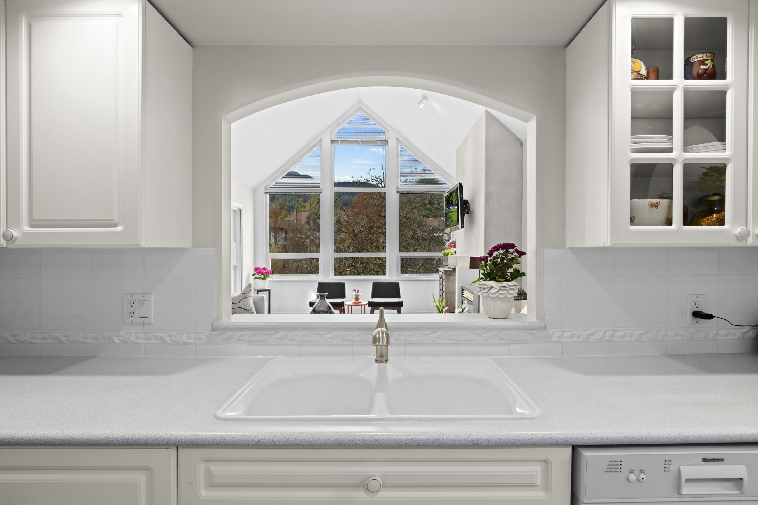 302-1145 E 29th St