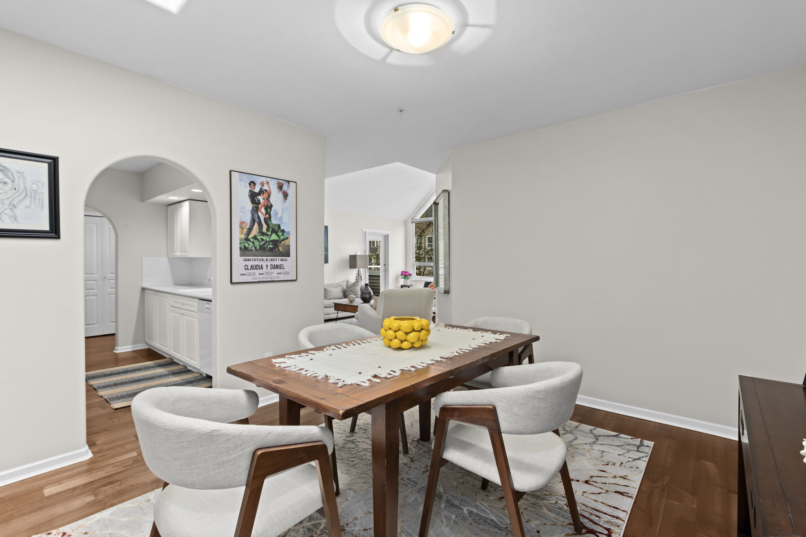 302-1145 E 29th St