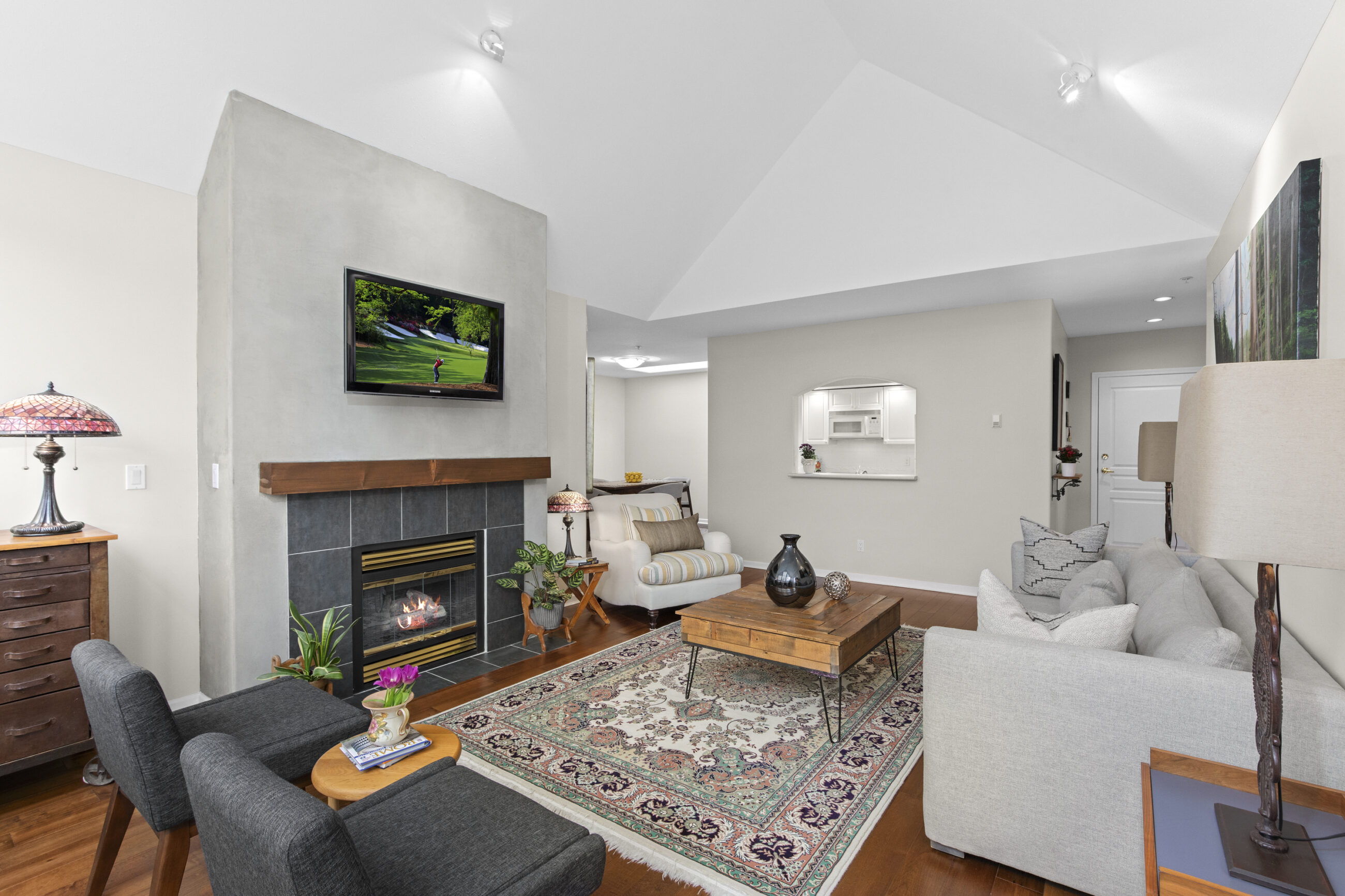 302-1145 E 29th St