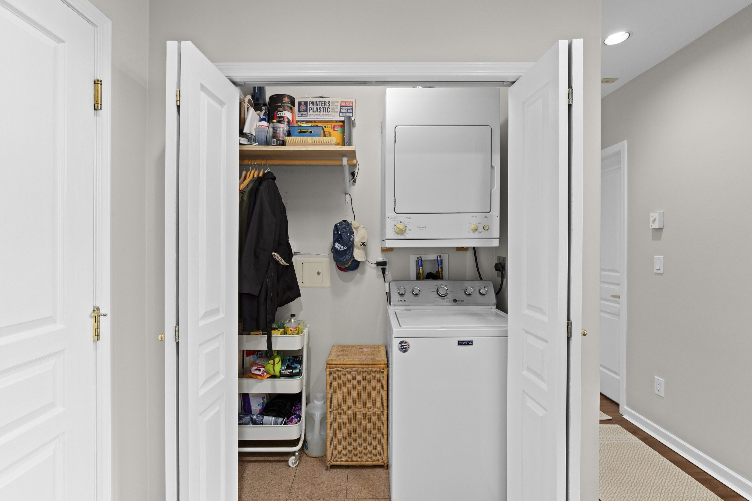 302-1145 E 29th St