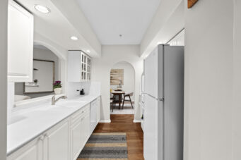 302-1145 E 29th St