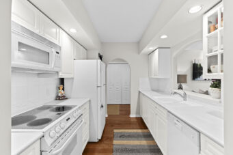 302-1145 E 29th St