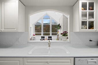 302-1145 E 29th St