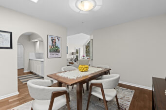 302-1145 E 29th St