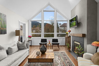 302-1145 E 29th St