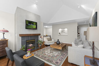 302-1145 E 29th St