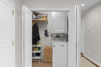 302-1145 E 29th St