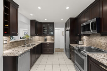 303-1133 E 29th St
